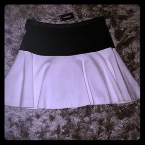 NWT SIZE 4 EXPRESS BLACK & WHITE MINI SKIRT